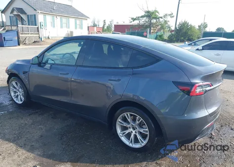 2023 Tesla Model Y Awd/Long Range Dual Motor All-Wheel Drive z USA, uszkodzony, nr VIN 7SAYGDEE8PF887386